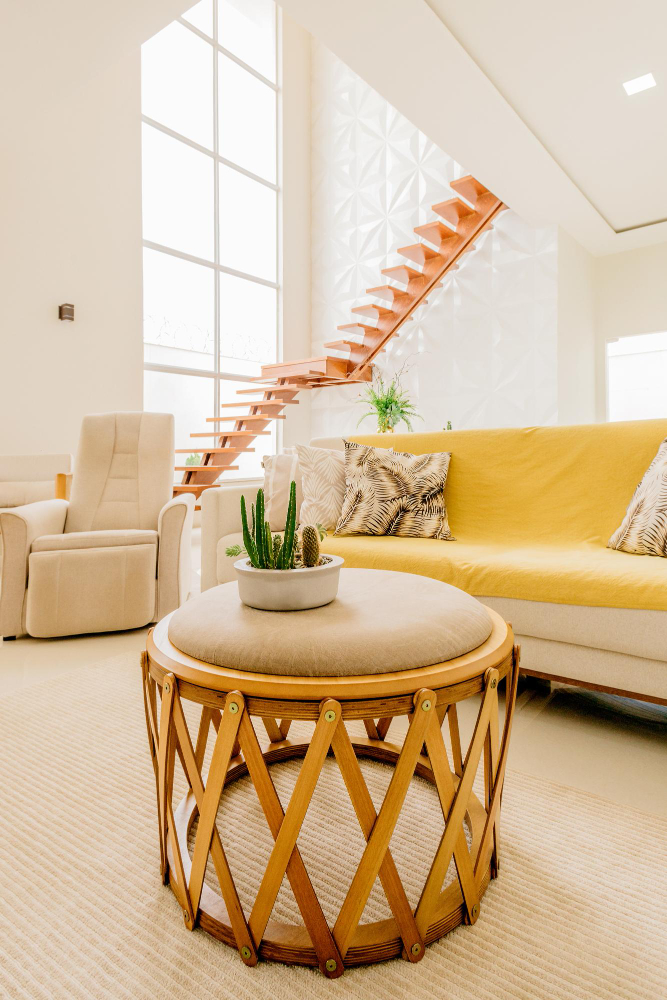Composizione di arredi e illuminazione nello showroom di Biella